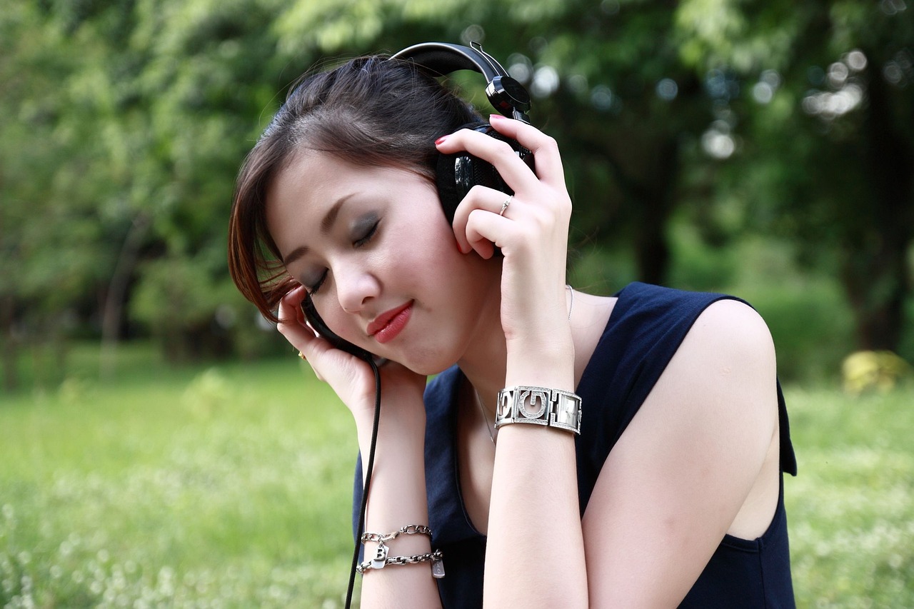 A woman listening to some tune with headphones on.